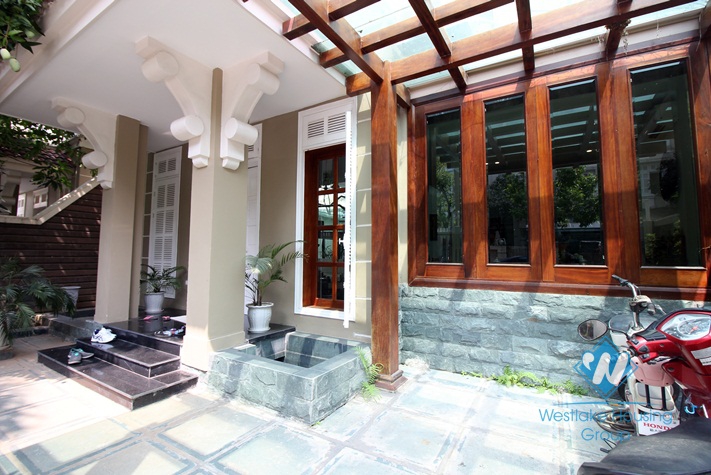 Spacious house with open living room and nice bathrooms to rent in Ciputra